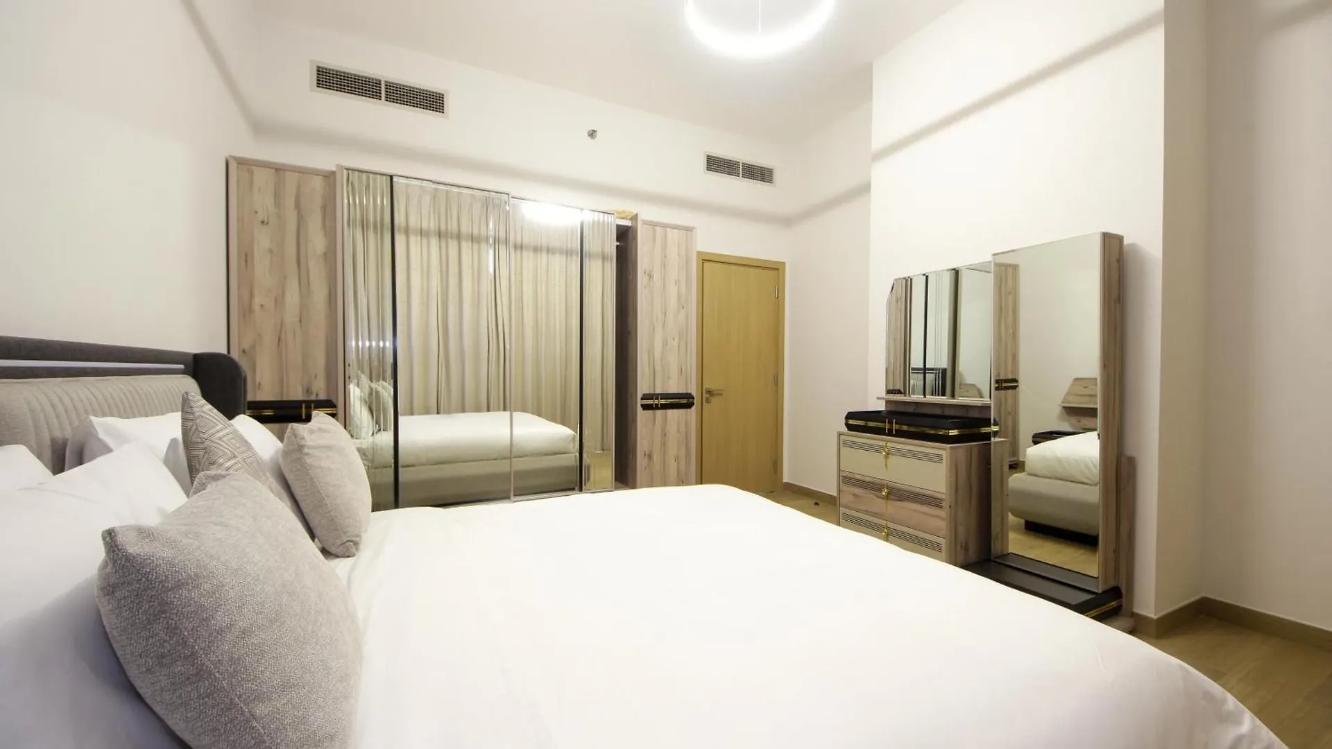 Silk Valley - Luxurious 2B With Sea Views Sharjah